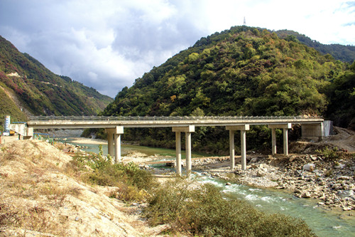 引汉济渭三河口枢纽左岸上坝路及下游交通桥工程